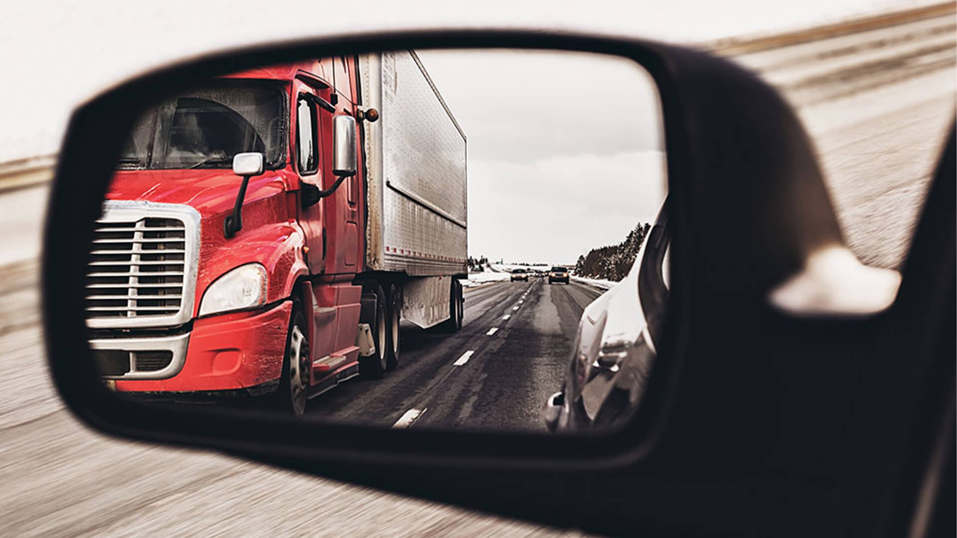 The CMS module supports wide-angle and high-definition images to monitor blind spots and adjacent lanes in real time.