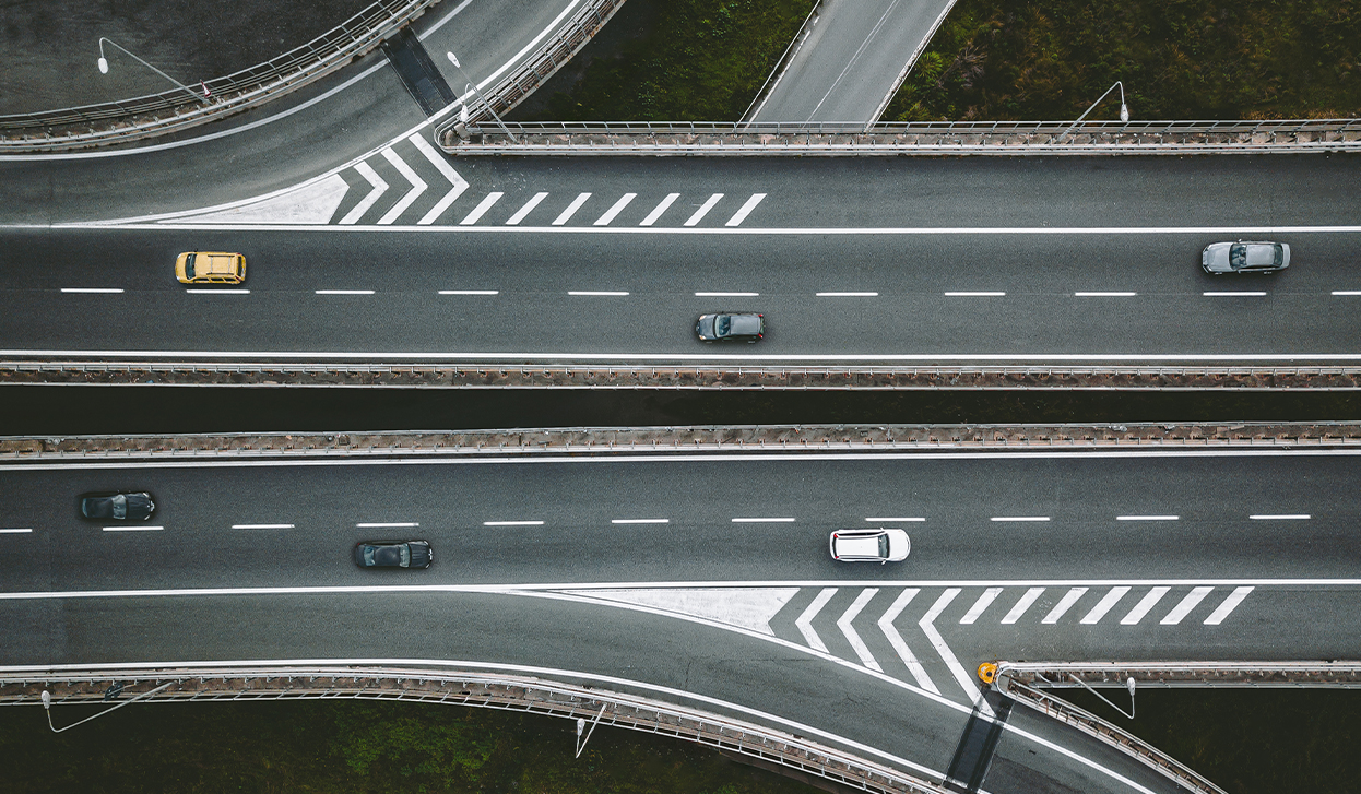 高い視点から車の動きを監視し