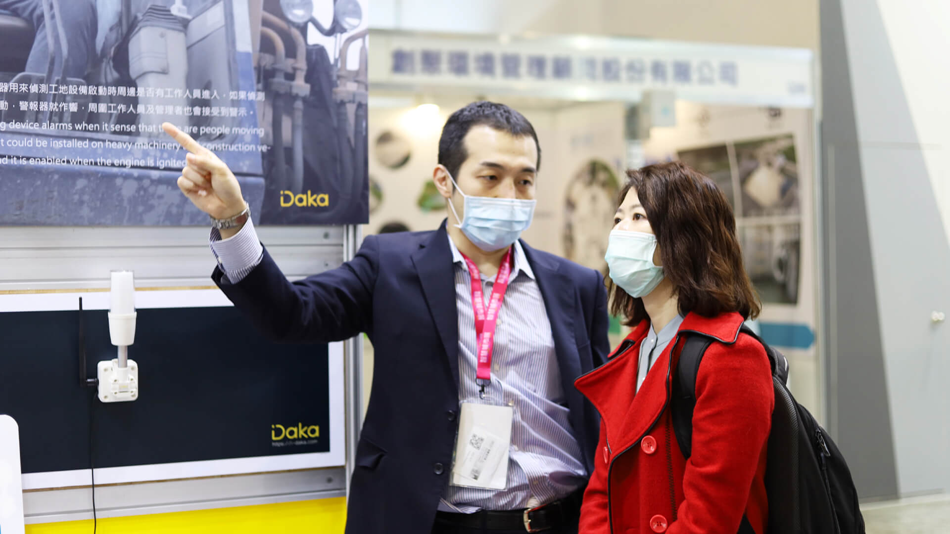 佳能企業客服團隊與客戶討論，展現專業、快速回應與客製化服務，體現以客戶為中心的理念