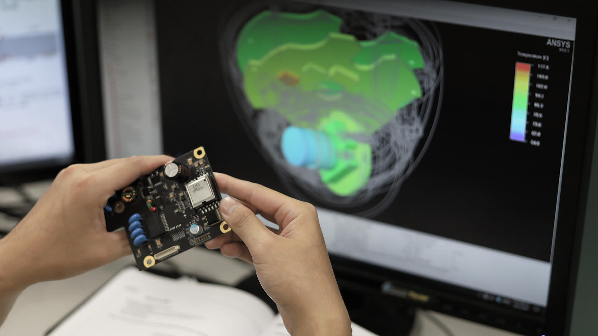工程師使用 ANSYS 進行熱模擬分析，評估 PCB 散熱分布並優化熱設計效能。