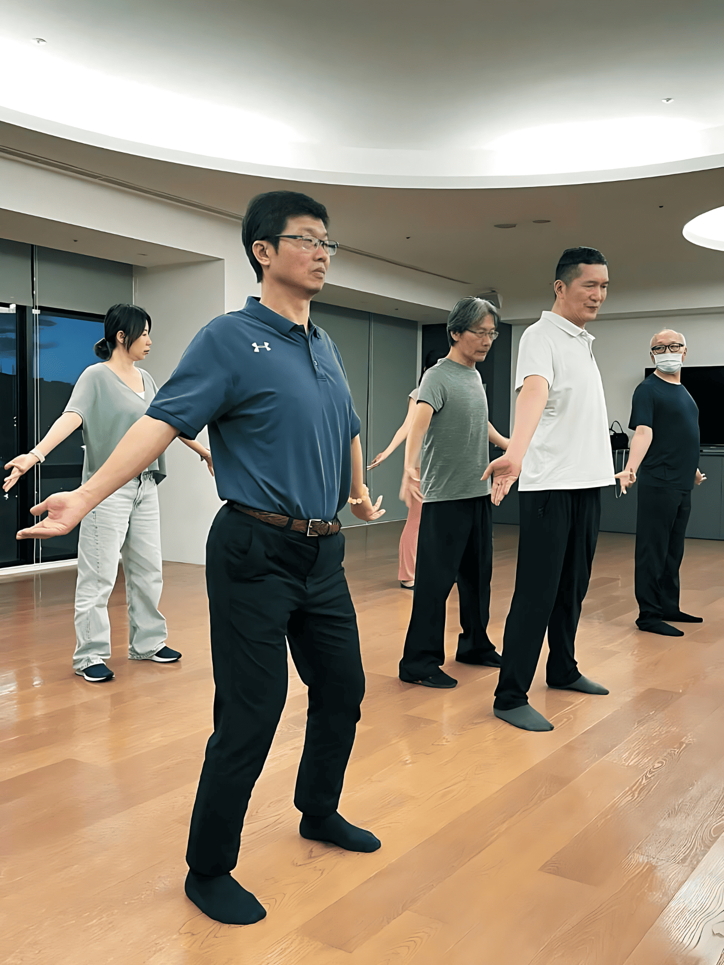 Ability員工認真的練習太極拳