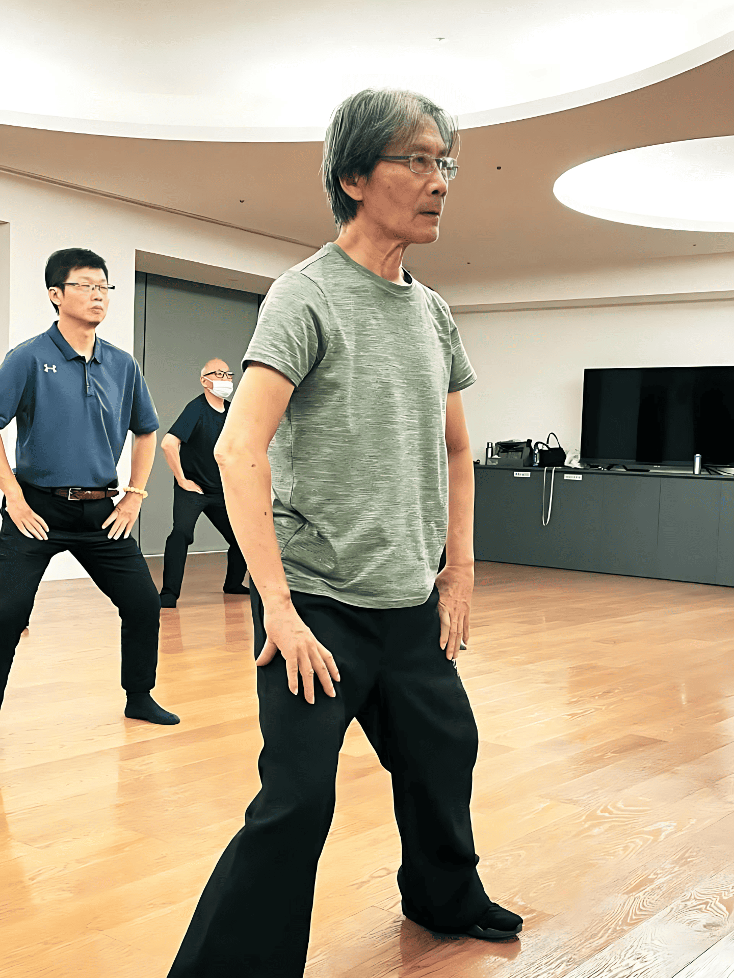 老师带领着大家蹲马步