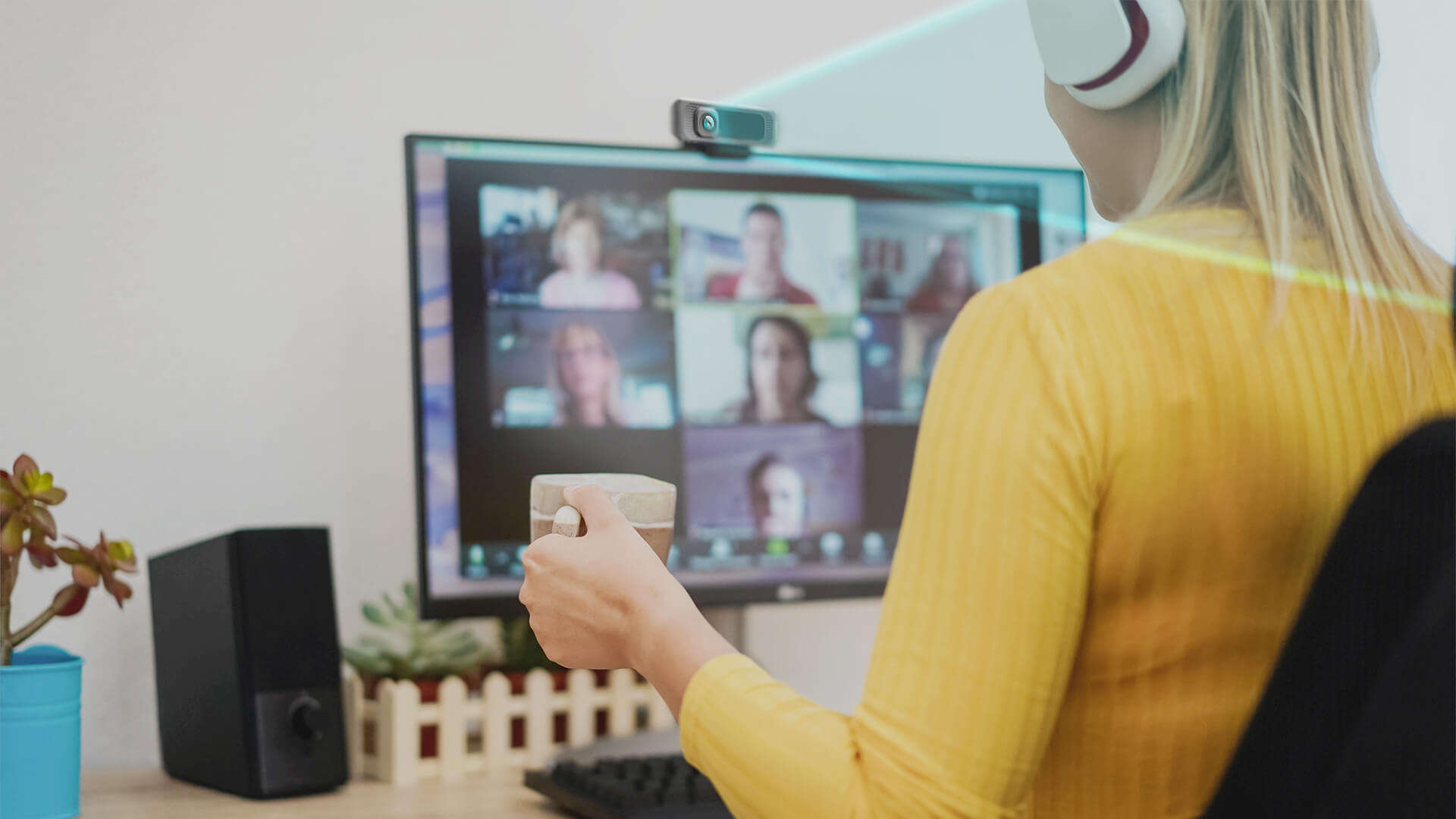 USB 网络摄像机，专为视频通话与直播设计，支持 1080p&ndash;4K 分辨率，内置麦克风阵列和低光补偿，提供清晰影像与专业串流体验。